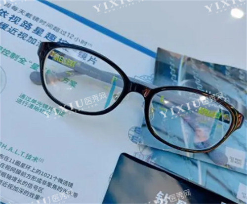 依视路星趣控镜片的样子图片