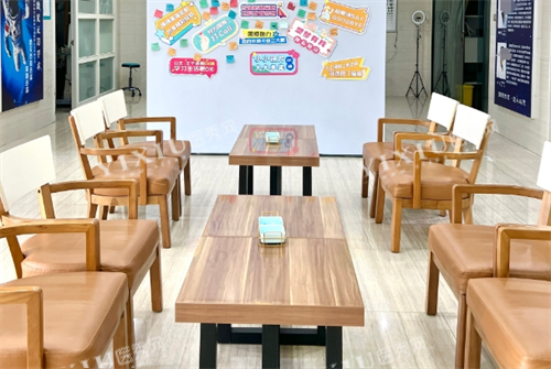 海口国爱近视医院休息区一角