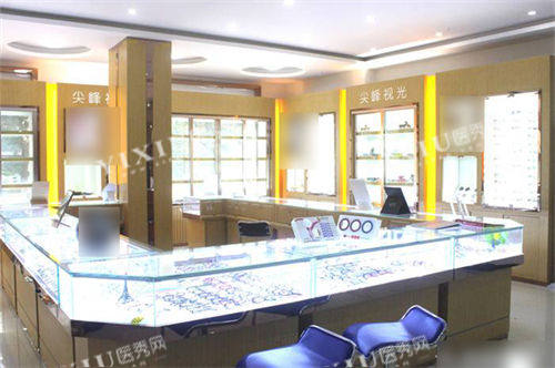 南阳尖峰眼科医院配镜区