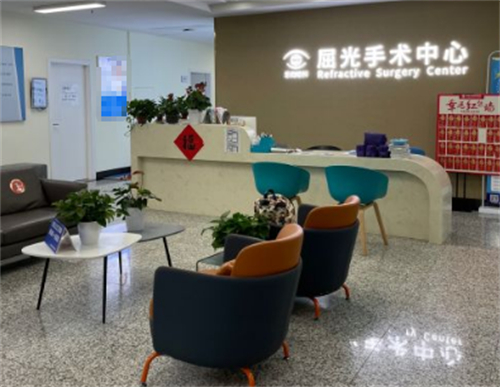 南京东南眼科医院近期患者活动:预约近视手术可免500元术前检查费,60岁以上老人免费筛查白内障!