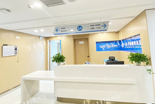 大连华厦眼科外部服务台环境示意图