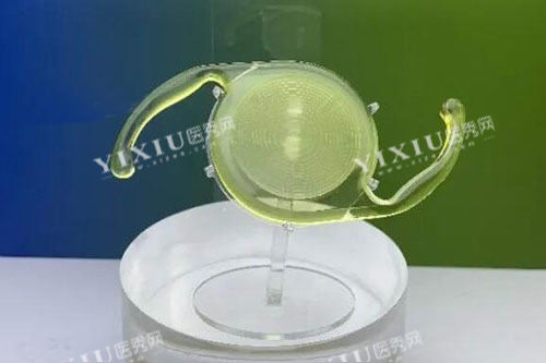 白内障手术晶体特写